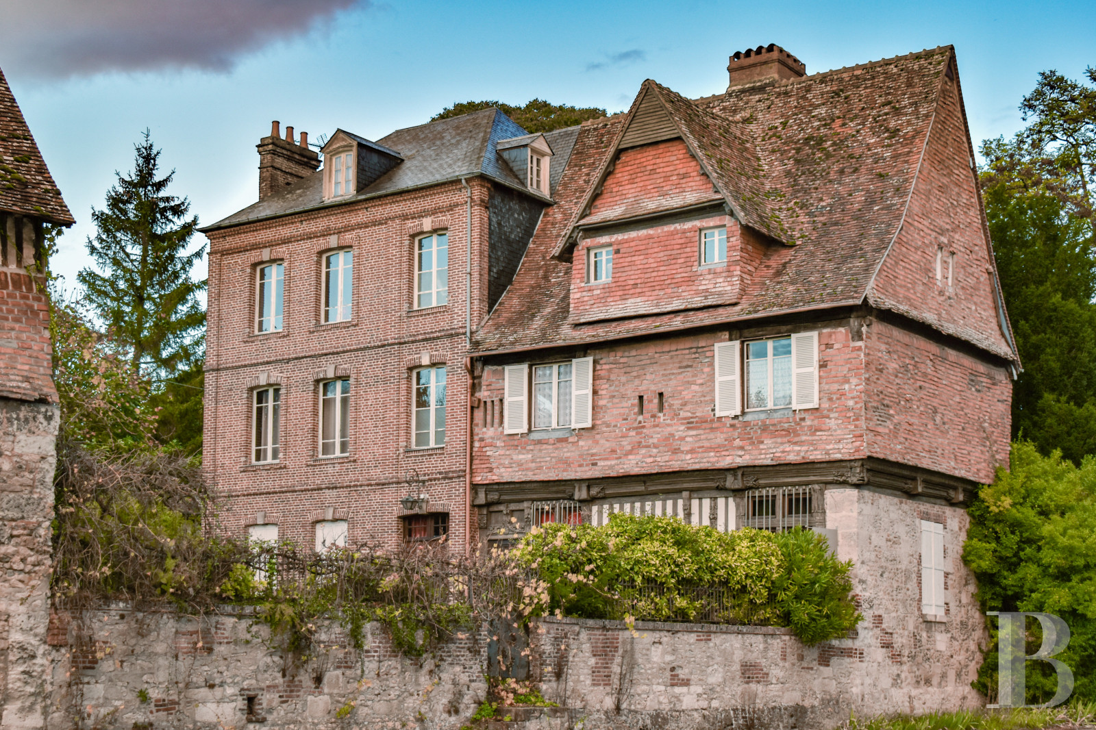 Dans le  Calvados, au pied de la  Basilique de Lisieux un manoir médiéval du 16e siècle - photo  n°1